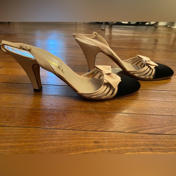 Cute Chanel black & light pink sling back heels. Size 8, fits like a size 7.5-8 - Picture 2 of 6